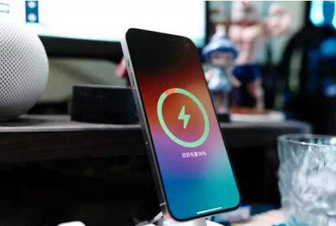 秀峰苹果15换屏服务分享用什么充电器给iPhone15充电更好 